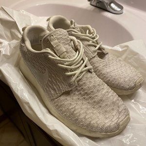 Nike silver/white sneakers